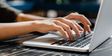 Mai multe site-uri din România și platformele Facebook, X și OpenAI au picat. Serviciile Cloudflare și Google, afectate